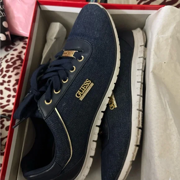 GUESS Red Box - Picture 4 of 4